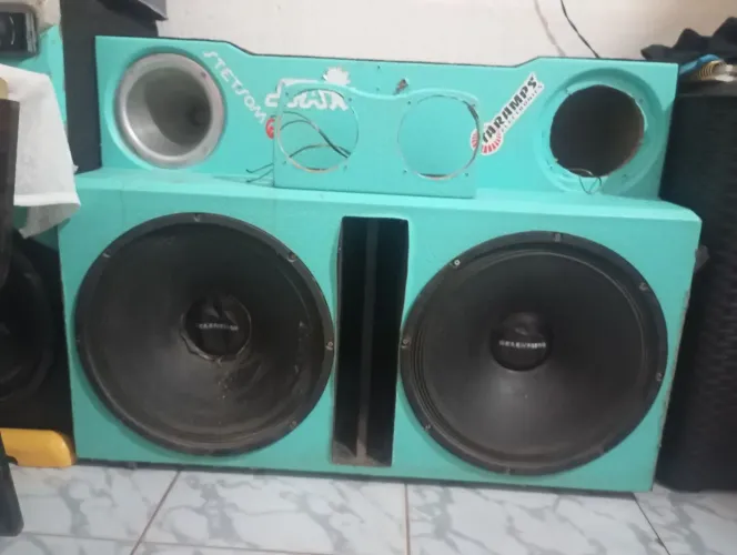 2 caixas de som automotivo