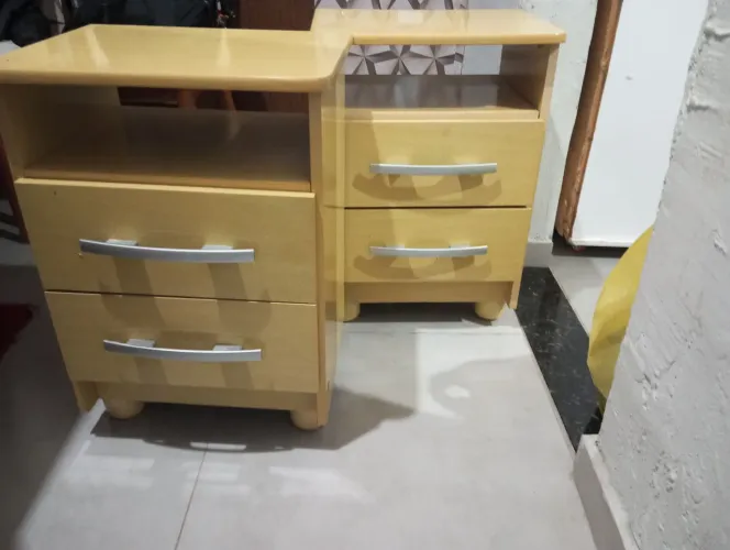 Cama de casal e tem dois criados