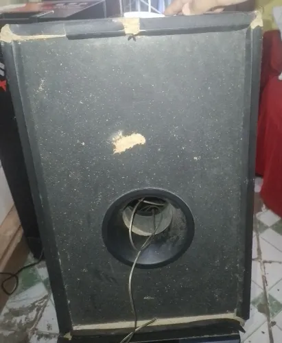 DUAS CAIXAS DE SOM BOAS POTENTES NO PRECINHO