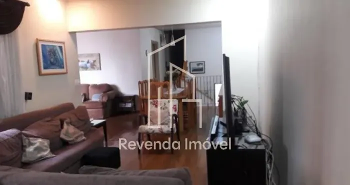 Sobrado á venda em Santana, com 7 dormitórios, sendo 2 suítes e 4 vagas.