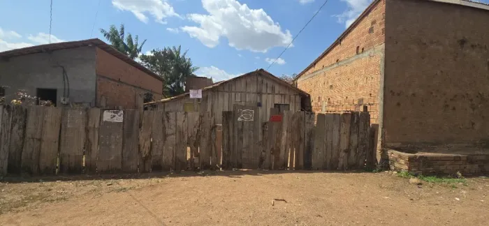 Vende-se casa de madeira em terreno 10x30 no bairro independência