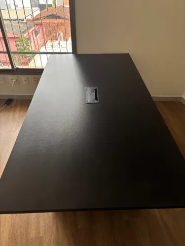 Mesa de Escritório Grande Preta com Passa-Cabos