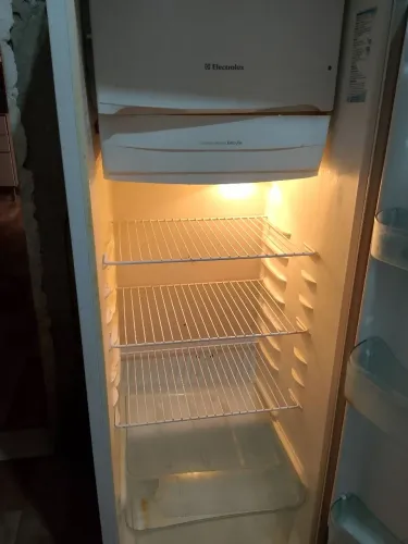 Vendo uma geladeira sem defeito nunca foi pro conserto .