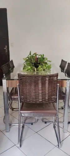Mesa 6 lugares com base de ferro e tempo de vidro