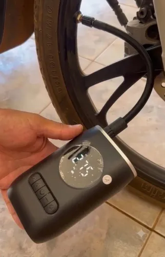 Mini Compressor de ar para Moto, carro e bola - recarregável com display LCD