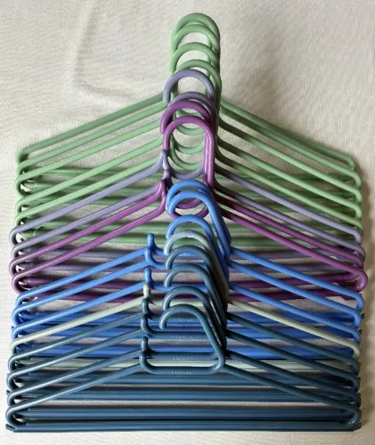 40 Cabides Resistentes (PP), Coloridos e Pretos, grandes 42cm