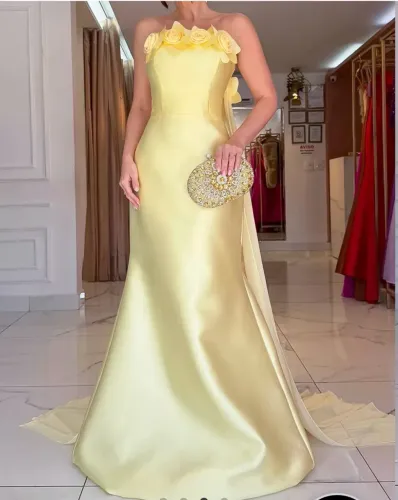 Vestido de Festa / com aplicação de flores e capa