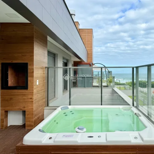 Apartamento estilo cobertura com spa e vista para o mar no Morro das Pedras