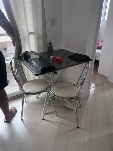 Mesa com 2 cadeiras