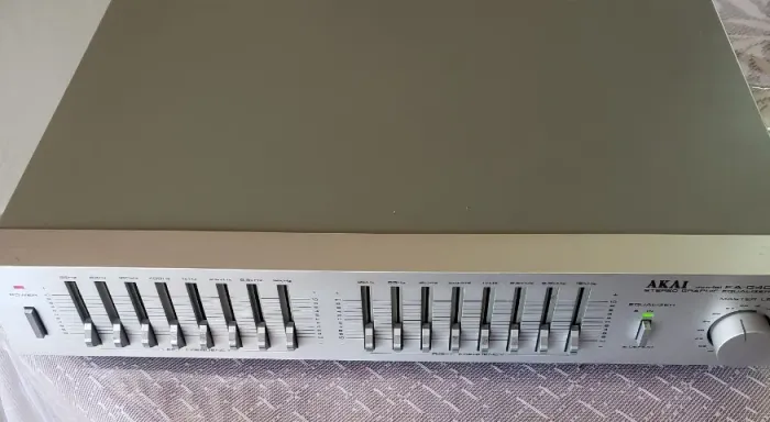 Equalizador gráfico estéreo modelo Akai EA-G40