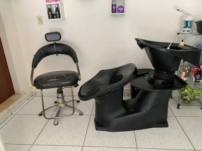 Cadeira de cabeleireira e lavatório