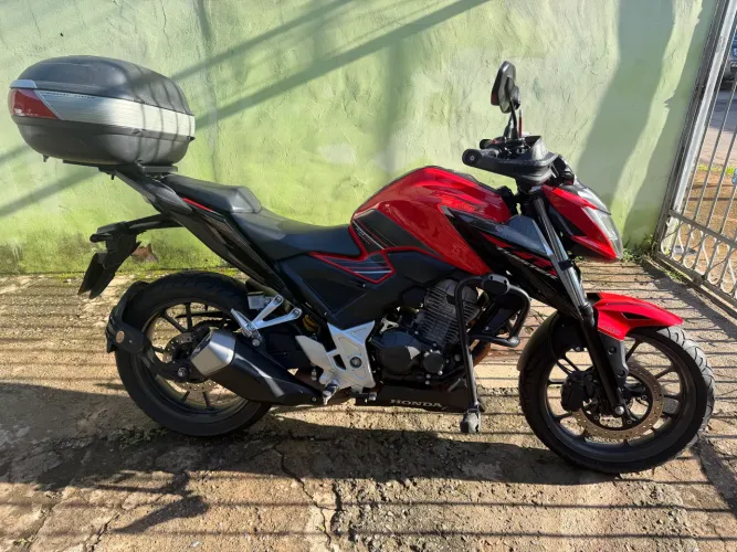 CB 300F completa com acessórios