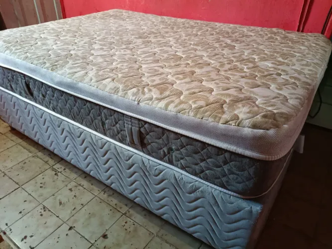Conjunto de base+colchão de casal com molas ensacadas... colchão já higienizado 