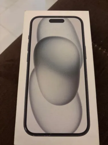Vendo uma caixa de iphone 15 cor preta em excelente estado de conservação