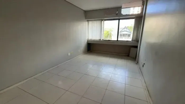 VENDO OU ALUGO SALA COMERCIAL NO BAIRO PETROPOLIS -Porto Alegre - RS