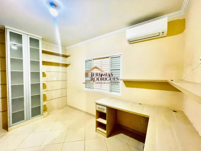 Casa para locação e venda no Centro em Taubaté/SP.