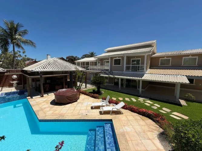 Casa de Alto Padrão com lazer completo, 5 quartos, 800m² de esquina na Praia de Camboinhas