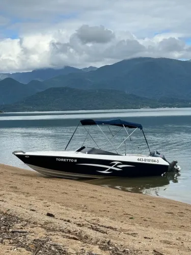 Lancha 19 Pés! Excelente estado pronta para navegar!