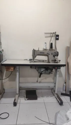 Máquina de costura reta