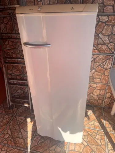 Geladeira freezer vendo !