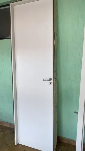Porta branca de 60 cm formicada novíssima - Completa.
