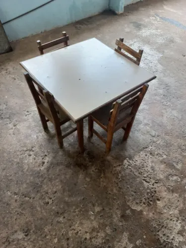 Mesa com 4 cadeiras de angelim pedras