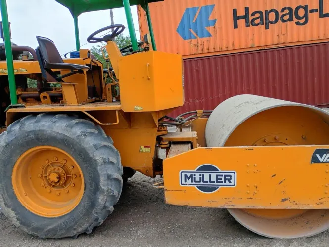 Trator new holand TL 85.