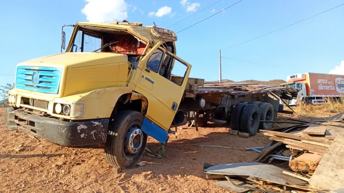 Caminhão batido para recuperação ou venda de peças