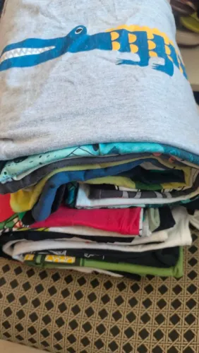 Camisas infantil veste 4 e 6 anos tem 9 peças 4 anos e 18 peças 6 anos.