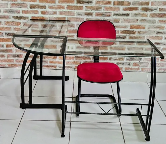 Mesa para recepção de vidro e cadeira com estofado em tecido de veludo vermelho