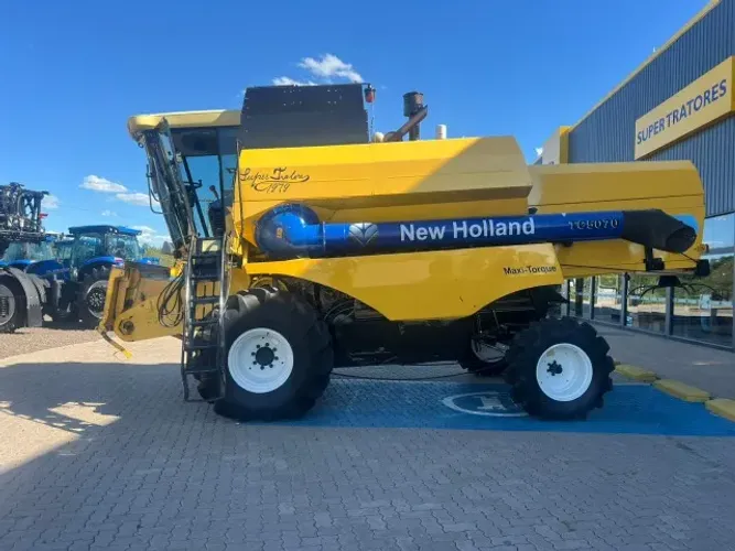 Colheitadeira New Holland TC5070, PL17 Rígida