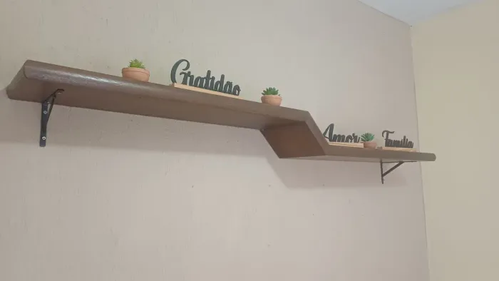 Prateleira de Madeira Maciça + Kit Decorativo