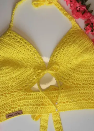 Cropped de Crochê Amarelo com Laço na Frente Modelo Gringo