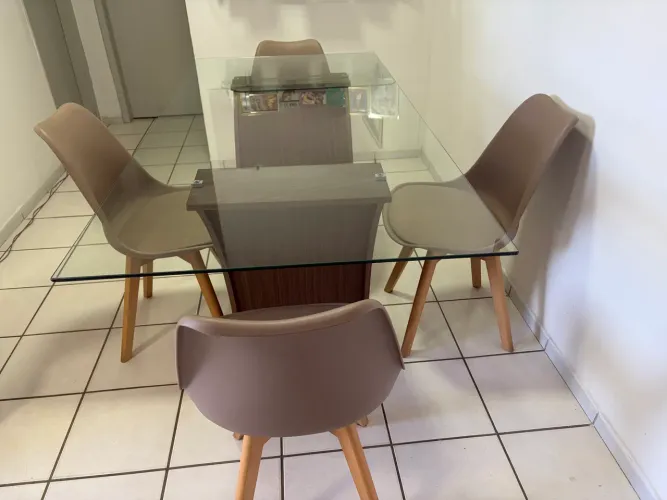 Mesa de vidro com 4 cadeiras