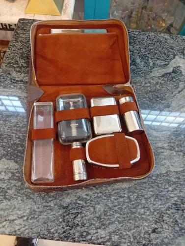 Antigo kit de barbear em bolsa de couro anos 50