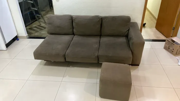 Sofá retrátil de 3 lugares + Puff (Marrom)