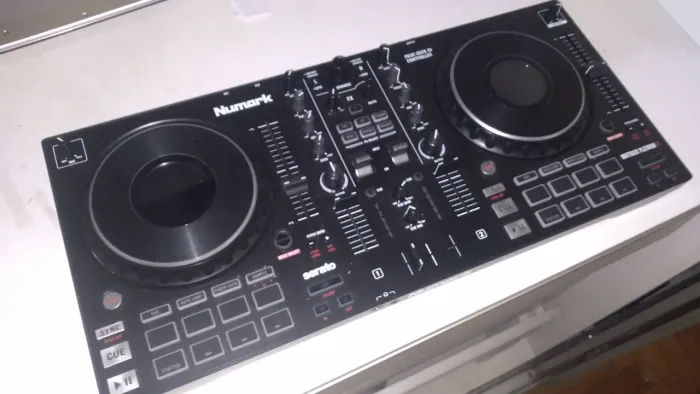 Controladora dj Numark mixtrack Platinum FX (nova)