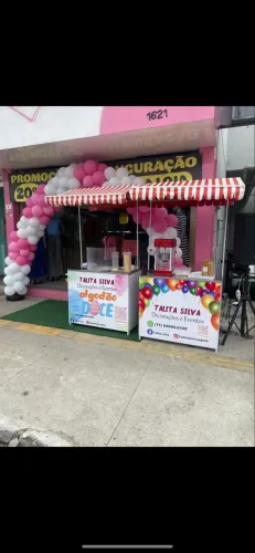 Carrinhos e barracas de algodão doce e pipoca e brinquedos para festa