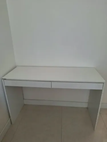 Mesa de estudo em bom estado !
