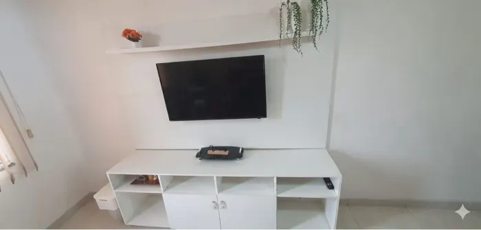 Painel para TV com Prateleiras, nichos e rack com Rodinhas.
