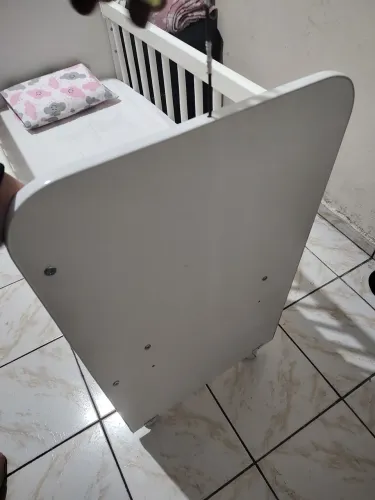 Berço americano branco com rodinhas e trava de segurança e com colchão