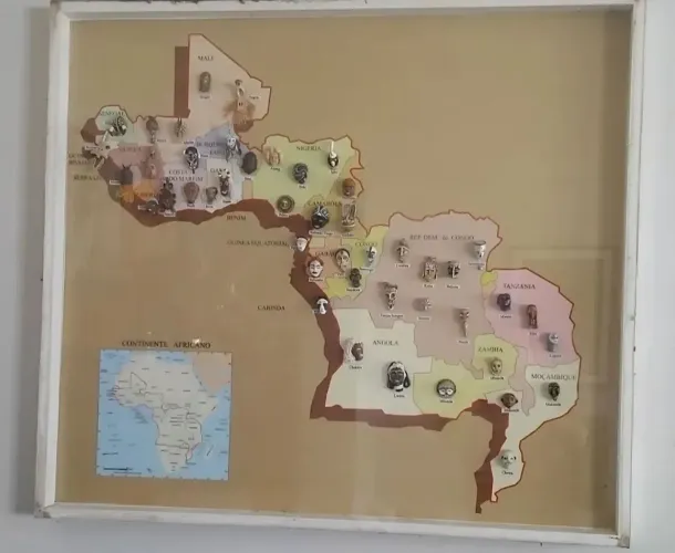 Quadro Grande, Mapa da África Com máscaras em Miniaturas.