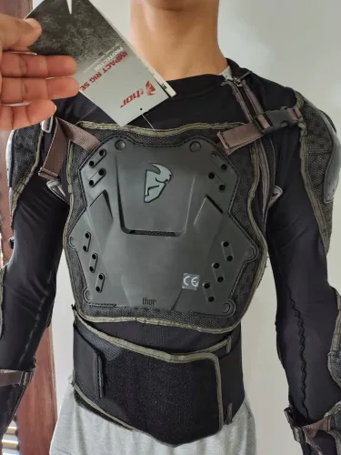colete integral" (ou body armor / under-protector) modelo Thor Impact Rig SE.