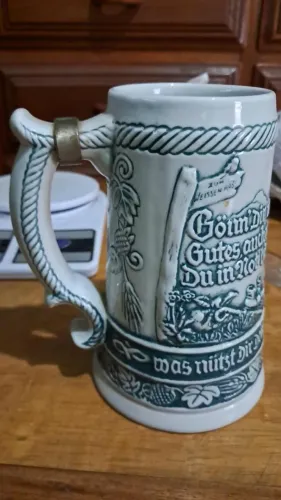 Caneca antiga de cerâmica
