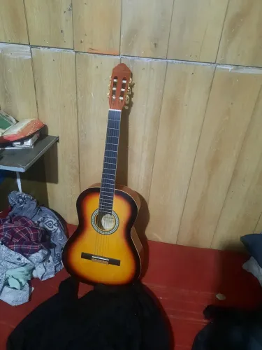 Vendo um violão para o iniciantes marca harmonics 