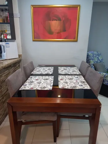 Baixei o preço pra vender rápido! Mesa madeira, tampo de vidro com 4 cadeiras capa nova