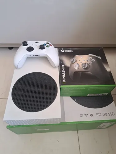 XBox Serie S com 2 controles, 6 pilhas recarregáveis e um carregador de pilhas