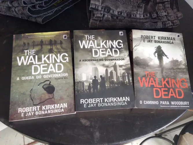 3 livros da série THE Walkinng Dead 