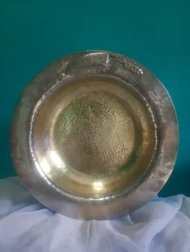 Antiga travessa / fruteira em latão martelado com banho de prata com trigo