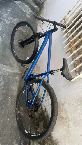 Bicicleta pouco tempo de uso, está precisando só de revisão, por está muito tempo parada